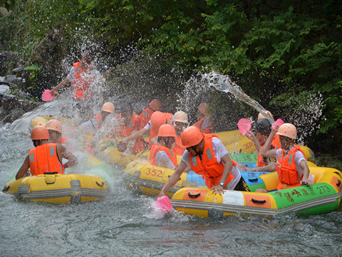 緩流區(qū)潑水嬉戲 緩流區(qū)潑水嬉戲