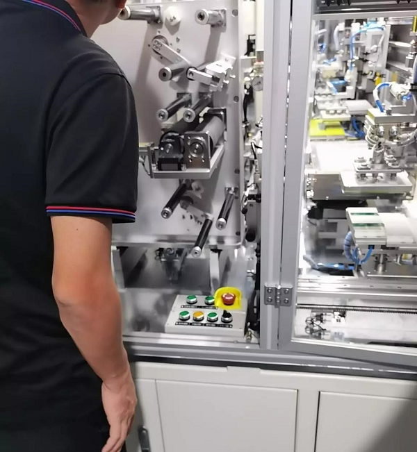 用于制片機(jī)和疊片機(jī)的伺服控制，提升電氣工程中IO精度的解決方案